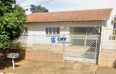 Imagem: A casa possui 2 Dormitórios, 1 Banheiro, 2 Vagas na garagem