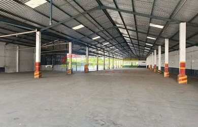 Imagem: O depósito possui 5 Vagas na garagem, 3.521m² de Área e