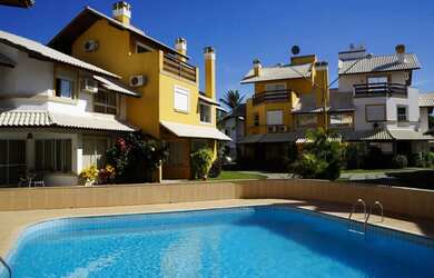 Imagem: A casa possui 4 Dormitórios, 3 Banheiros, 2 Vagas na garagem