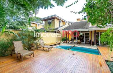 Imagem: A casa possui 4 Dormitórios, 5 Banheiros, 5 Vagas na garagem