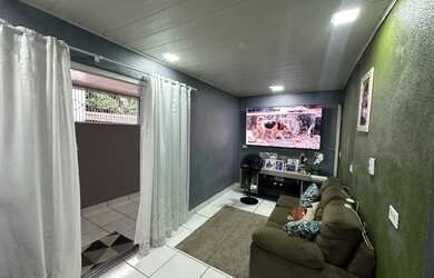 Imagem: A casa possui 3 Dormitórios, 2 Banheiros, 1 Vaga na garagem