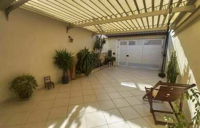 Imagem: A casa possui 3 Dormitórios, 4 Banheiros, 3 Vagas na garagem