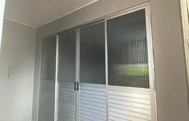 Imagem: A casa possui 3 Dormitórios, 1 Banheiro, 1 Vaga na garagem