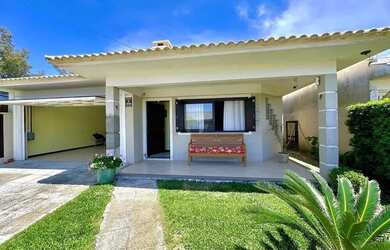 Imagem: A casa possui 3 Dormitórios, 2 Banheiros, 2 Vagas na garagem