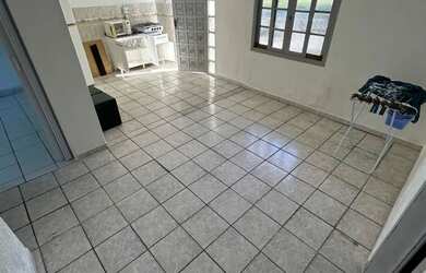 Imagem: A casa possui 2 Dormitórios, 1 Banheiro, 1 Vaga na garagem