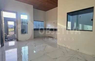 Imagem: A casa possui 2 Dormitórios, 2 Banheiros, 2 Vagas na garagem