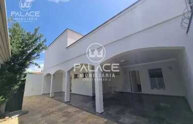 Imagem: A casa possui 2 Dormitórios, 3 Banheiros, 4 Vagas na garagem