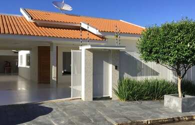 Imagem: A casa possui 3 Dormitórios, 3 Banheiros, 2 Vagas na garagem