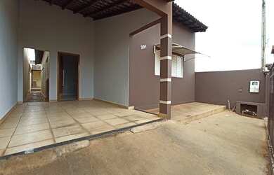 Imagem: A casa possui 3 Dormitórios, 2 Banheiros, 1 Vaga na garagem