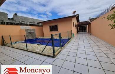 Imagem: A casa possui 3 Dormitórios, 1 Banheiro, 5 Vagas na garagem