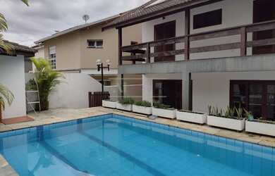 Imagem: A casa em condomínio possui 4 Dormitórios, 3 Banheiros, 4