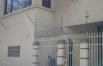 Imagem: A casa e possui 4 Dormitórios, Suítes, 5 Banheiros, 2 Vagas