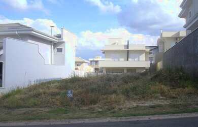 Imagem: O terreno possui 300m² de Área e está localizado em Loteamento