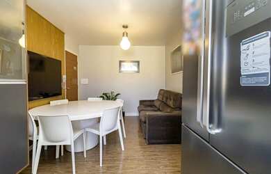 Imagem: O apartamento possui 2 Dormitórios, 1 Banheiro, 1 Vaga na garagem