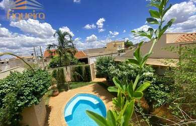 Imagem: A casa possui 3 Dormitórios, 1 Banheiro, 4 Vagas na garagem