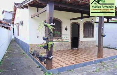 Imagem: A casa possui 3 Dormitórios, 2 Banheiros, 1 Vaga na garagem