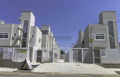 Imagem: A casa possui 3 Dormitórios, 3 Banheiros, 2 Vagas na garagem