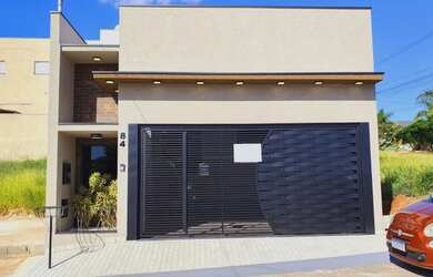 Imagem: A casa possui 3 Dormitórios, 2 Banheiros, 2 Vagas na garagem