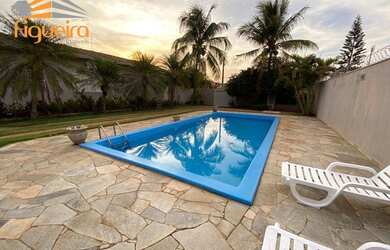 Imagem: A casa possui 3 Dormitórios, 2 Banheiros, 5 Vagas na garagem