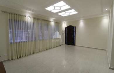 Imagem: A casa possui 4 Dormitórios, 2 Banheiros, 4 Vagas na garagem