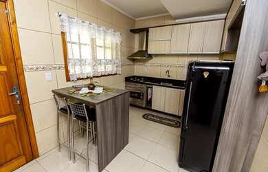 Imagem: A casa possui 3 Dormitórios, 2 Banheiros, 2 Vagas na garagem