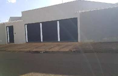 Imagem: A casa possui 3 Dormitórios, 1 Banheiro, 3 Vagas na garagem