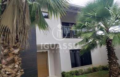 Imagem: A casa possui 3 Dormitórios, 2 Banheiros, 3 Vagas na garagem