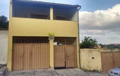 Imagem: A casa possui 3 Dormitórios, 1 Banheiro, 1 Vaga na garagem