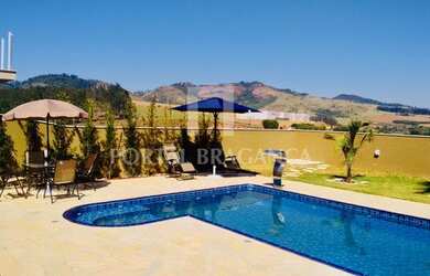 Imagem: A casa possui 3 Dormitórios, 5 Banheiros, 4 Vagas na garagem