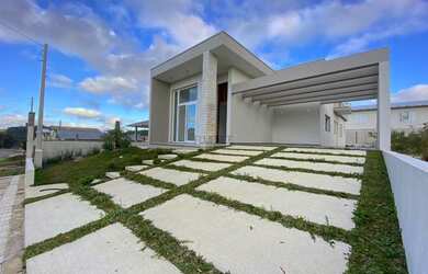 Imagem: A casa possui 3 Dormitórios, 2 Banheiros, 2 Vagas na garagem