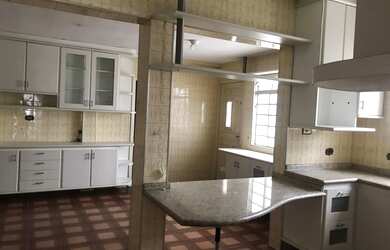 Imagem: A casa possui 4 Dormitórios, 2 Banheiros, 3 Vagas na garagem