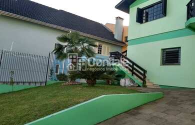 Imagem 4: Casa Padrão. Churrasqueira, Área de serviço, 200m² de Áreae3 Vagas...