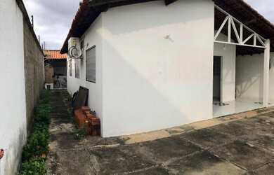 Imagem: A casa possui 3 Dormitórios, 2 Banheiros, 2 Vagas na garagem