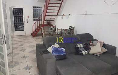 Imagem: A casa possui 4 Dormitórios, 2 Banheiros, 3 Vagas na garagem