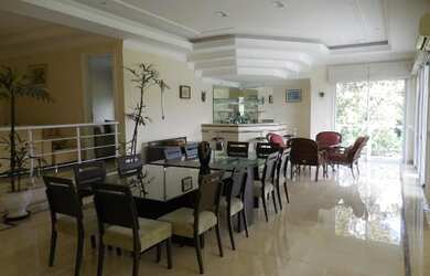 Imagem: A casa em condomínio possui 5 Dormitórios, 5 Banheiros, 4