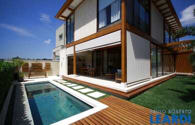 Imagem: A casa em condomínio possui 4 Dormitórios, 5 Banheiros, 4