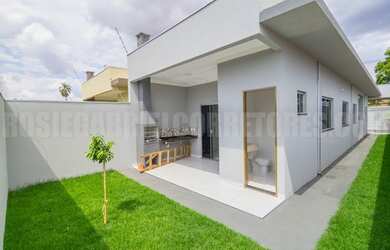 Imagem: A casa possui 3 Dormitórios, 3 Banheiros, 2 Vagas na garagem