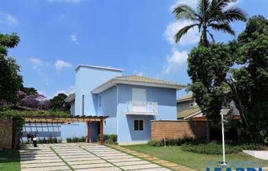 Imagem: A casa em condomínio e possui 4 Dormitórios, Suítes, 5 Banheiros