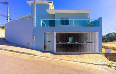 Imagem: A casa possui 4 Dormitórios, 3 Banheiros, 3 Vagas na garagem