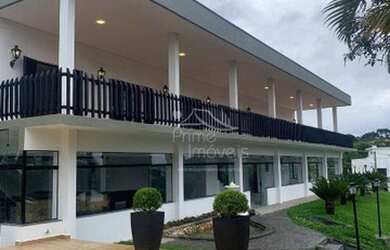 Imagem: A casa em condomínio possui 4 Dormitórios, 5 Banheiros, 900m²