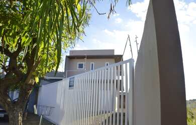 Imagem: A casa possui 3 Dormitórios, 2 Banheiros, 3 Vagas na garagem