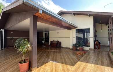 Imagem: A casa possui 3 Dormitórios, 2 Banheiros, 3 Vagas na garagem