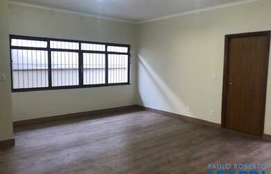 Imagem: A casa possui 3 Dormitórios, 2 Banheiros, 4 Vagas na garagem