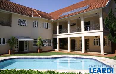 Imagem: A casa em condomínio possui 4 Dormitórios, 5 Banheiros, 4