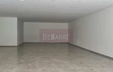 Imagem: O depósito possui 2 Vagas na garagem, 250m² de Área e está