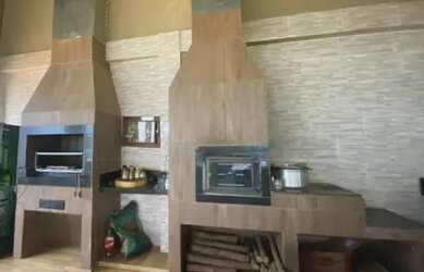 Imagem: A casa possui 2 Dormitórios, 2 Banheiros, 2 Vagas na garagem