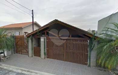 Imagem: A casa possui 4 Dormitórios, 4 Banheiros, 3 Vagas na garagem