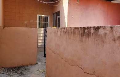 Imagem: A casa possui 2 Dormitórios, 1 Banheiro, 1 Vaga na garagem