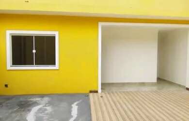 Imagem: A casa possui 3 Dormitórios, 1 Banheiro, 2 Vagas na garagem