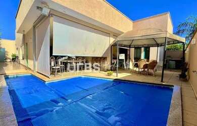 Imagem: A casa em condomínio possui 4 Dormitórios, 5 Banheiros, 4